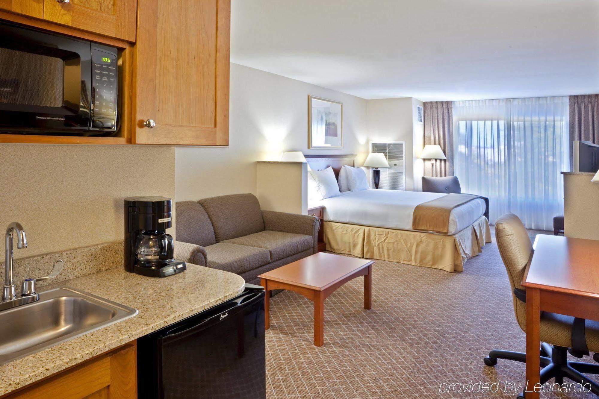 Holiday Inn Express & Suites Lacey - Olympia By Ihg Room photo
