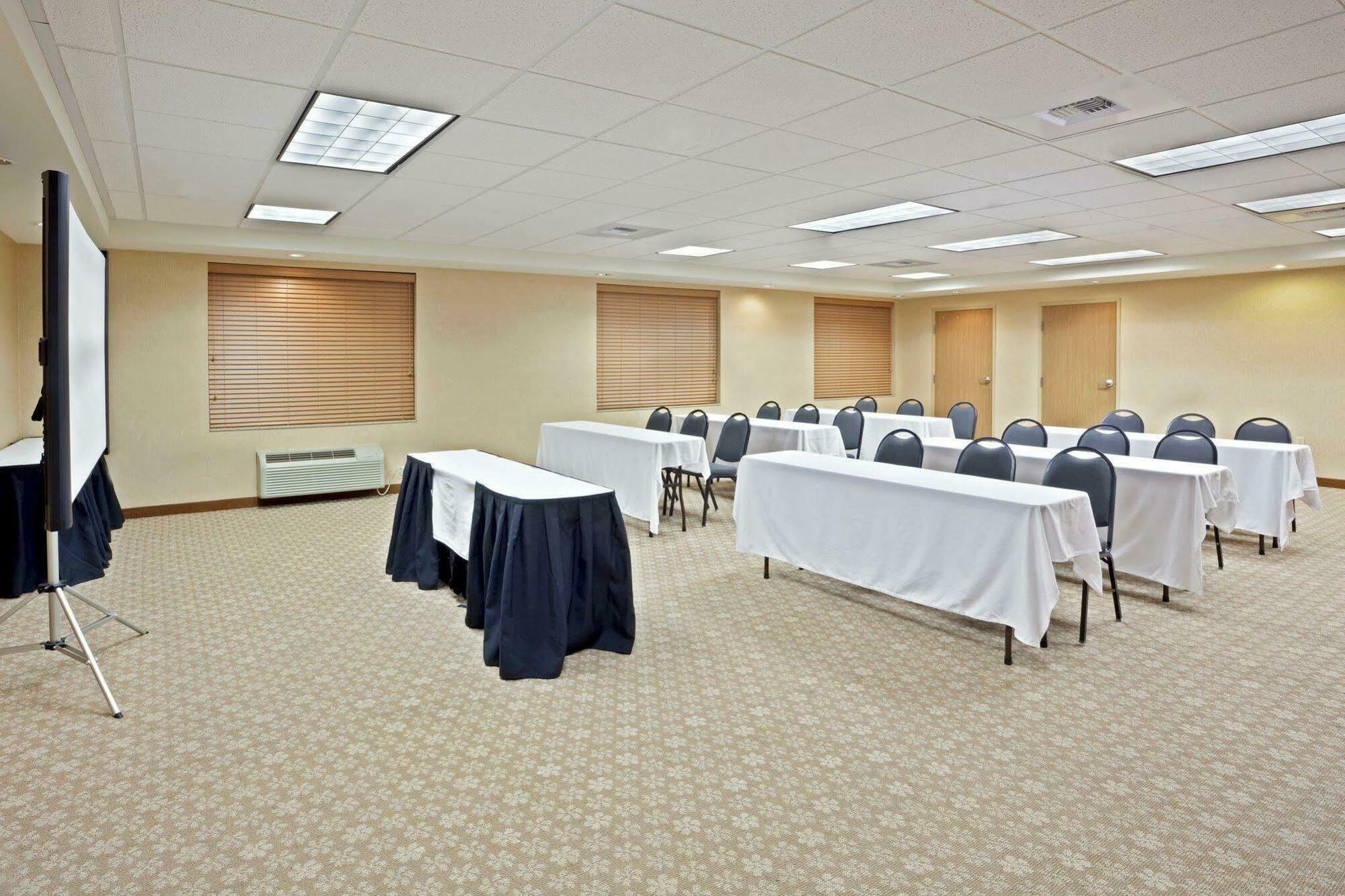 Holiday Inn Express & Suites Lacey - Olympia By Ihg Exterior photo